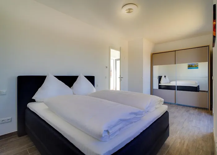 Lagovida Kapitaenskajuete A Am Stoermthaler Grosspoesna