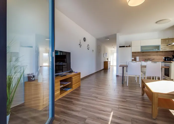 Lagovida Kapitaenskajuete A Am Stoermthaler