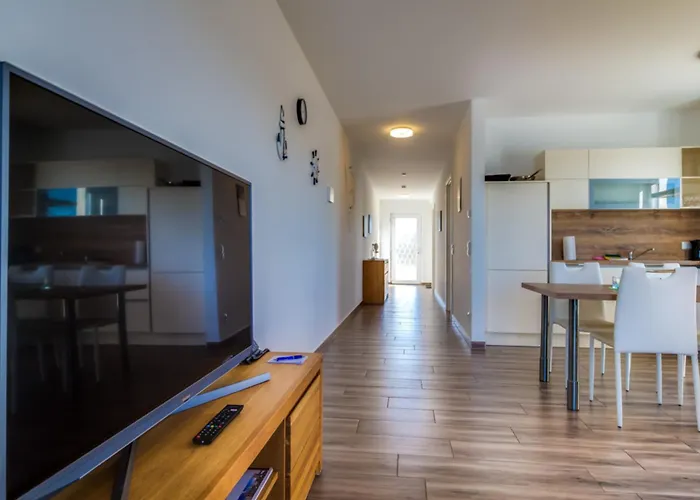 Lagovida Kapitaenskajuete A Am Stoermthaler Grosspoesna