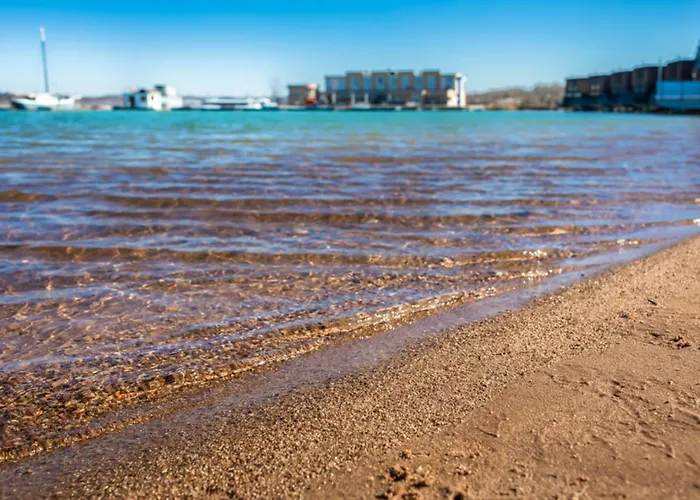 Lagovida Kapitaenskajuete A Am Stoermthaler *